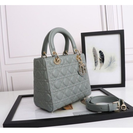 Replica Borsa Dior Lady Dior Media con Charm Smaltato Grigio Imitazioni Falso Replica Borsa Dior Lady Dior Media con Charm Smaltato Grigio Imitazioni Falso