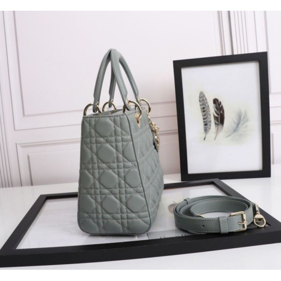 Replica Borsa Dior Lady Dior Media con Charm Smaltato Grigio Imitazioni Falso Replica Borsa Dior Lady Dior Media con Charm Smaltato Grigio Imitazioni Falso