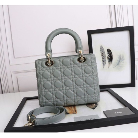 Replica Borsa Dior Lady Dior Media con Charm Smaltato Grigio Imitazioni Falso Replica Borsa Dior Lady Dior Media con Charm Smaltato Grigio Imitazioni Falso