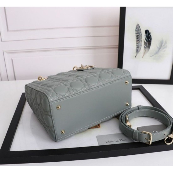 Replica Borsa Dior Lady Dior Media con Charm Smaltato Grigio Imitazioni Falso Replica Borsa Dior Lady Dior Media con Charm Smaltato Grigio Imitazioni Falso