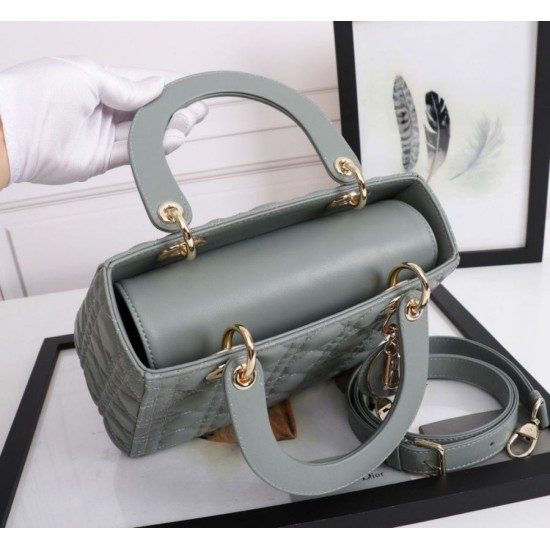 Replica Borsa Dior Lady Dior Media con Charm Smaltato Grigio Imitazioni Falso Replica Borsa Dior Lady Dior Media con Charm Smaltato Grigio Imitazioni Falso