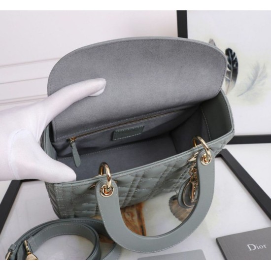 Replica Borsa Dior Lady Dior Media con Charm Smaltato Grigio Imitazioni Falso Replica Borsa Dior Lady Dior Media con Charm Smaltato Grigio Imitazioni Falso