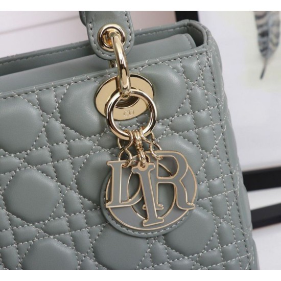 Replica Borsa Dior Lady Dior Media con Charm Smaltato Grigio Imitazioni Falso Replica Borsa Dior Lady Dior Media con Charm Smaltato Grigio Imitazioni Falso