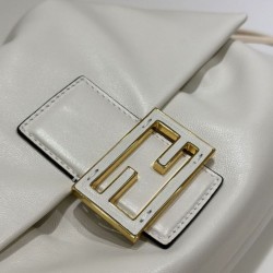 Borsa Fendi Mamma Baguette Media/Grande Nappa Beige