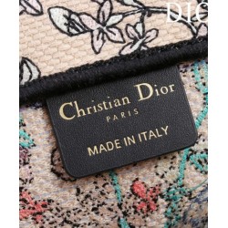 Borsa Dior Book Tote grande Dior M1286 Albicocca ricamata con il motivo Papillon Toile de Jouy blu di Pietro Ruffo