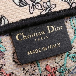 Borsa Dior Book Tote grande Dior M1286 Albicocca ricamata con il motivo Papillon Toile de Jouy blu di Pietro Ruffo