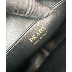 Borsa a tracolla Prada Demi-lune Grande Replica 1BC255 Nero/Bianco/Caffè Borsa a tracolla Prada Demi-lune Grande Replica 1BC255 Nero/Bianco/Caffè