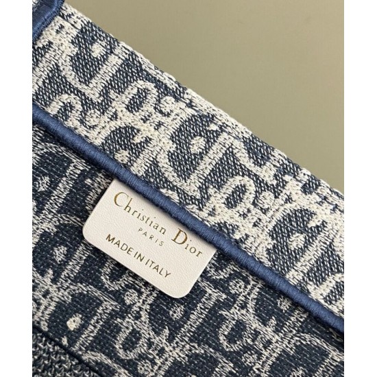 Replica Borsa Dior Book Tote Dior blu ricamata con motivo Dior Oblique grigio imitazione False Online Replica Borsa Dior Book Tote Dior blu ricamata con motivo Dior Oblique grigio imitazione False Online