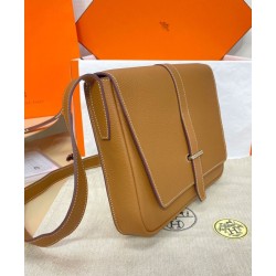 Borsa a tracolla Hermès Steve Light Junior Caffè chiaro Borsa a tracolla Hermès Steve Light Junior Caffè chiaro