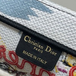 Borsa media Christian Dior Book Tote senza tempo con paglia di rafia naturale e cotone ricamato