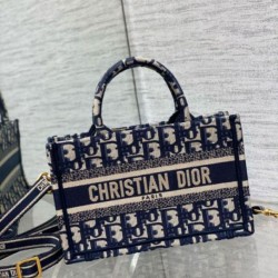Borsa Dior Mini Book Tote con tracolla Ricamo Dior Oblique blu