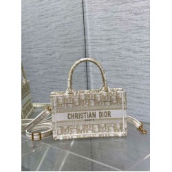 Borsa Dior Mini Book Tote con cinturino ricamato Dior Oblique color oro Borsa Dior Mini Book Tote con cinturino ricamato Dior Oblique color oro