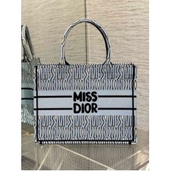 Borsa Dior Media Book Tote Bag Blu Miss Dior Allover Embroidery Borsa Dior Media Book Tote Bag Blu Miss Dior Allover Embroidery
