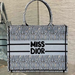 Borsa Dior Media Book Tote Bag Blu Miss Dior Allover Embroidery