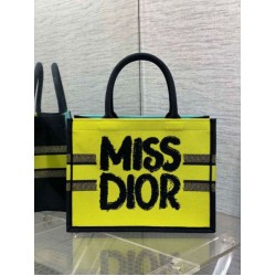 Borsa Dior Media Book Tote Bag Giallo e Blu Miss Dior Graffiti Embroidery Borsa Dior Media Book Tote Bag Giallo e Blu Miss Dior Graffiti Embroidery