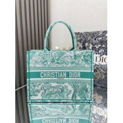Borsa Dior media Dioriviera Book Tote Aquamarina Ricamo Toile de Jouy Borsa Dior media Dioriviera Book Tote Aquamarina Ricamo Toile de Jouy
