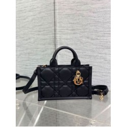Dior Mini Book Tote Bag con Tracolla Nera Macrocannage Pelle di Vitello Dior Mini Book Tote Bag con Tracolla Nera Macrocannage Pelle di Vitello
