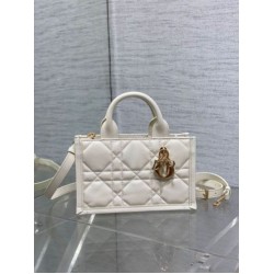 Dior Mini Book Tote Bag con Tracolla Bianca Macrocannage Pelle di Vitello Dior Mini Book Tote Bag con Tracolla Bianca Macrocannage Pelle di Vitello