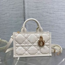 Dior Mini Book Tote Bag con Tracolla Bianca Macrocannage Pelle di Vitello