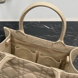 Borsa Dior piccola book tote con tracolla Pelle di vitello macrocannage beige