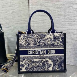 Dior Small Book Tote Bag con tracolla Toile de Jouy Sauvage Embroidery con pelle di vitello blu Dior Small Book Tote Bag con tracolla Toile de Jouy Sauvage Embroidery con pelle di vitello blu