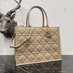 Dior Medium Book Tote Bag con tracolla Beige Macrocannage