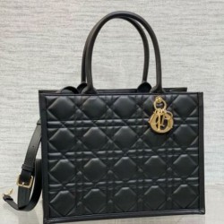 Borsa tote Dior media a libro con tracolla Pelle di vitello macrocannage nera