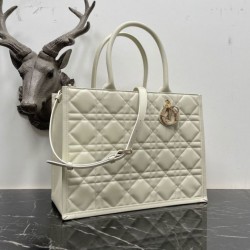 Borsa tote Dior media a libro con tracolla Pelle di vitello macrocannage bianca