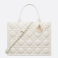 Borsa tote Dior media a libro con tracolla Pelle di vitello macrocannage bianca