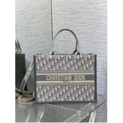 Dior Medium Book Tote Bag con tracolla Oblique Embroidery e pelle di vitello grigia Dior Medium Book Tote Bag con tracolla Oblique Embroidery e pelle di vitello grigia