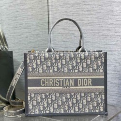 Dior Medium Book Tote Bag con tracolla Oblique Embroidery e pelle di vitello grigia