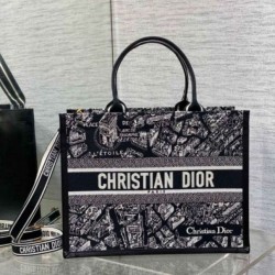 Dior Medium Book Tote Bag con tracolla Plan de Paris Embroidery e pelle di vitello nera