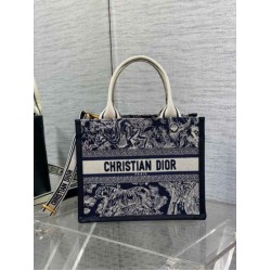 Borsa tote media Dior Book con tracolla Ricamo invertito Toile de Jouy Borsa tote media Dior Book con tracolla Ricamo invertito Toile de Jouy