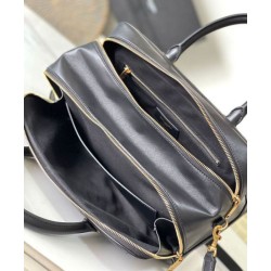 YSL Saint Laurent Lyia Duffle In Pelle Di Agnello Trapuntata Nero YSL Saint Laurent Lyia Duffle In Pelle Di Agnello Trapuntata Nero
