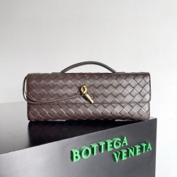 Pochette Andiamo di Bottega Veneta con manico agnello intrecciata fondente
