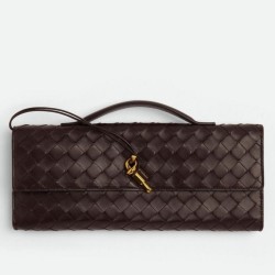 Pochette Andiamo di Bottega Veneta con manico agnello intrecciata fondente