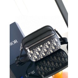 Dior Borsa a tracolla con cerniera Mini Rider 2.0 beige obliquo con pelle nera Dior Borsa a tracolla con cerniera Mini Rider 2.0 beige obliquo con pelle nera