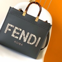 Borsa tote media Fendi Sunshine nera con logo pitone