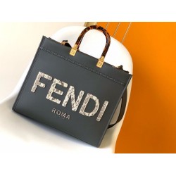Borsa tote media Fendi Sunshine nera con logo pitone Borsa tote media Fendi Sunshine nera con logo pitone