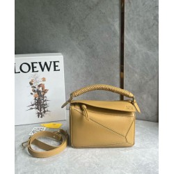 Loewe Puzzle Piccolo Borsa Sahara Vitello con Manico Intrecciato Loewe Puzzle Piccolo Borsa Sahara Vitello con Manico Intrecciato