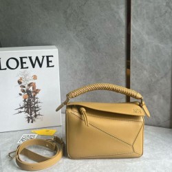 Loewe Puzzle Piccolo Borsa Sahara Vitello con Manico Intrecciato