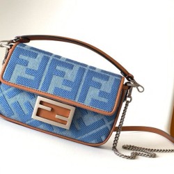 Mini borsa Fendi Baguette in denim con ricamo FF