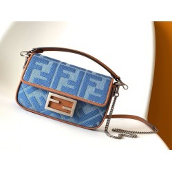 Mini borsa Fendi Baguette in denim con ricamo FF Mini borsa Fendi Baguette in denim con ricamo FF