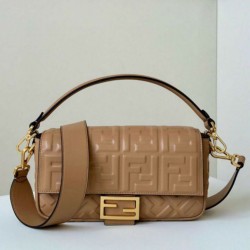 Borsa media Fendi Baguette in nappa beige FF