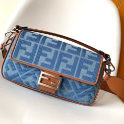 Borsa media Fendi Baguette in denim con ricamo FF