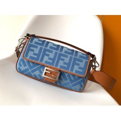 Borsa media Fendi Baguette in denim con ricamo FF Borsa media Fendi Baguette in denim con ricamo FF
