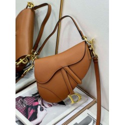 Borsa Saddle Dior con tracolla in pelle di vitello martellata marrone Borsa Saddle Dior con tracolla in pelle di vitello martellata marrone