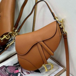 Borsa Saddle Dior con tracolla in pelle di vitello martellata marrone