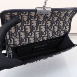 Dior 30 Montaigne East-West Bag con catena Blu scuro