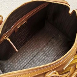 Borsa tote Prada Fever-Edition in nylon riciclato e Safiano Caffè